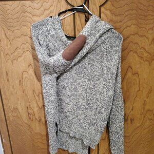 Knit sweater color silver wth black Size medium
